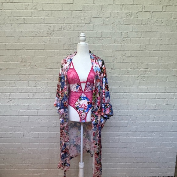 Mary Katrantzou x Victoria’s Secret Robe and Lingerie Set - Picture 2 of 8